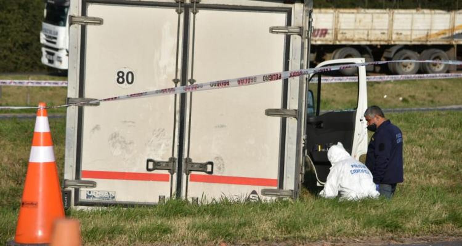 Policía Científica y Fiscalía trabajan en la ruta 9, donde hallaron un camionero muerto