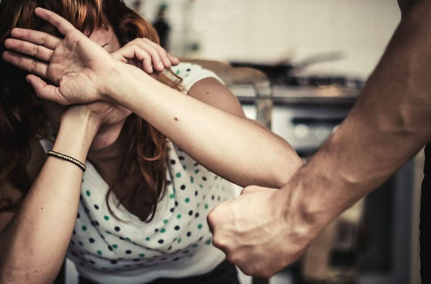 Detienen a un hombre por pegarle a su novia