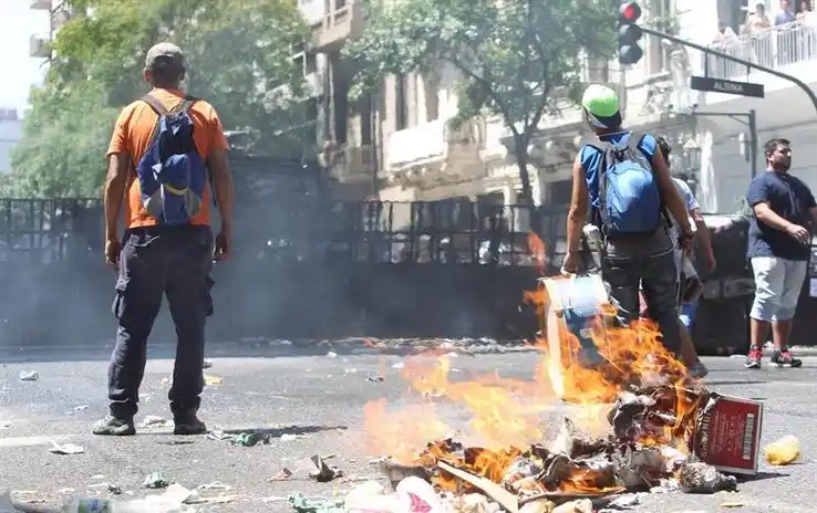 El Gobierno envía un proyecto para limitar los cortes de calles y la entrada de inmigrantes