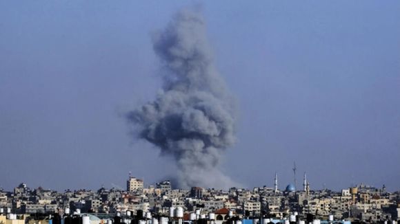¡NO HACE CASO! Israel bombardea Gaza de norte a sur
