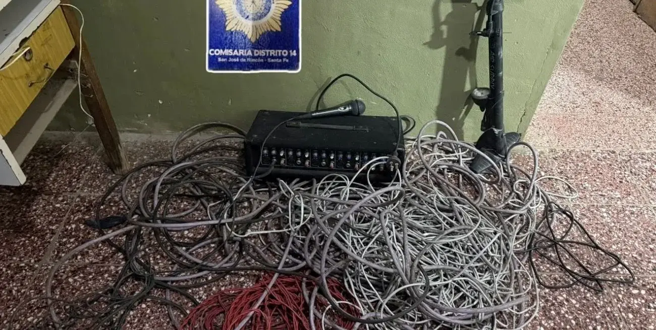 Secuestraron cables, consola de sonido y un micrófono robados en un club santafesino