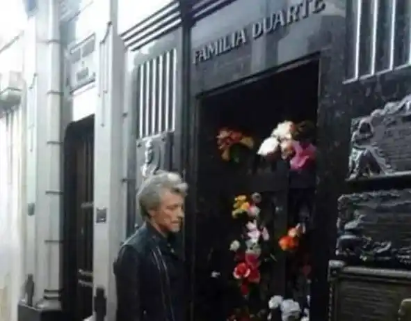 Bon Jovi “peronista”: visitó la tumba de Evita en Recoleta