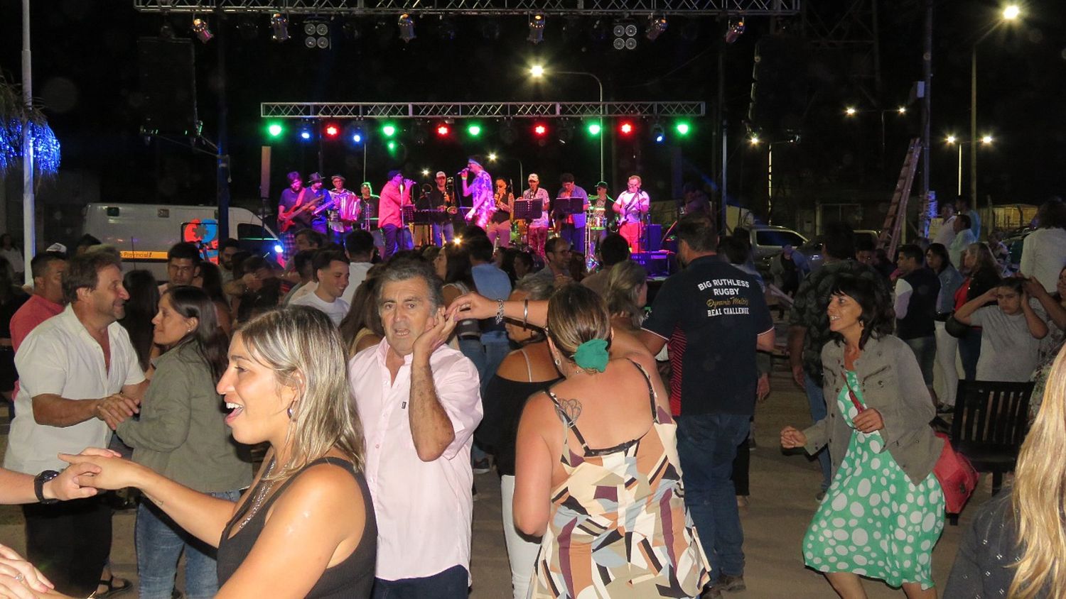 A pura música y baile, San Francisco celebra su aniversario.