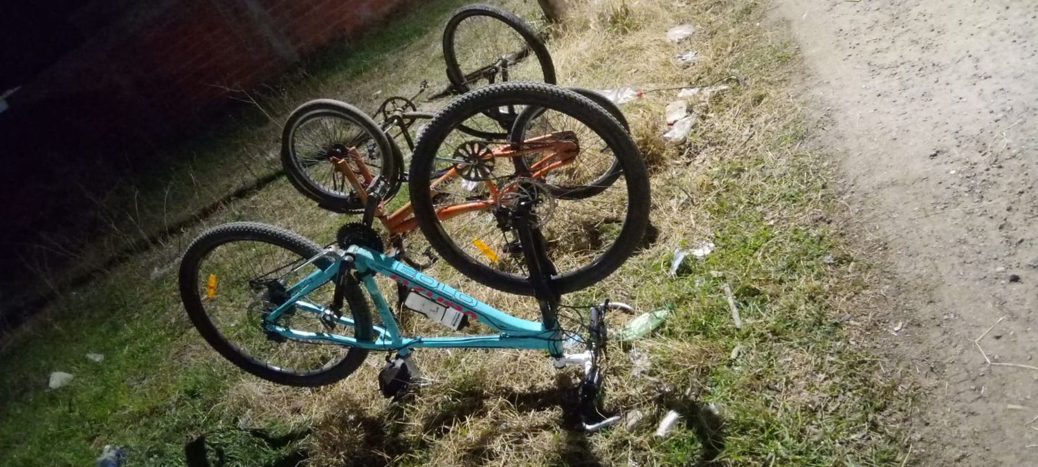 Las bicicletas estaban en un terreno baldío.