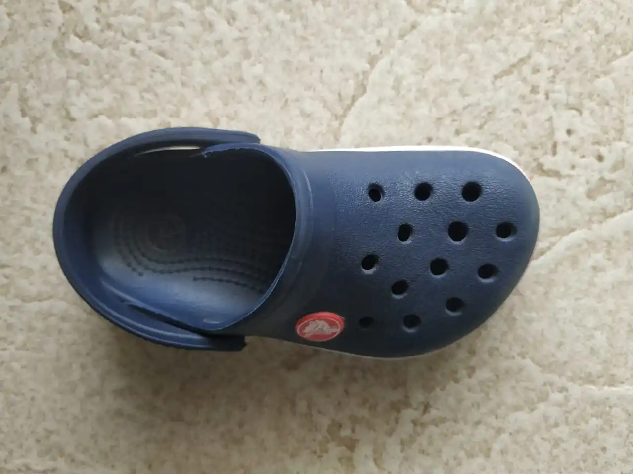 Buscan una croc de nene