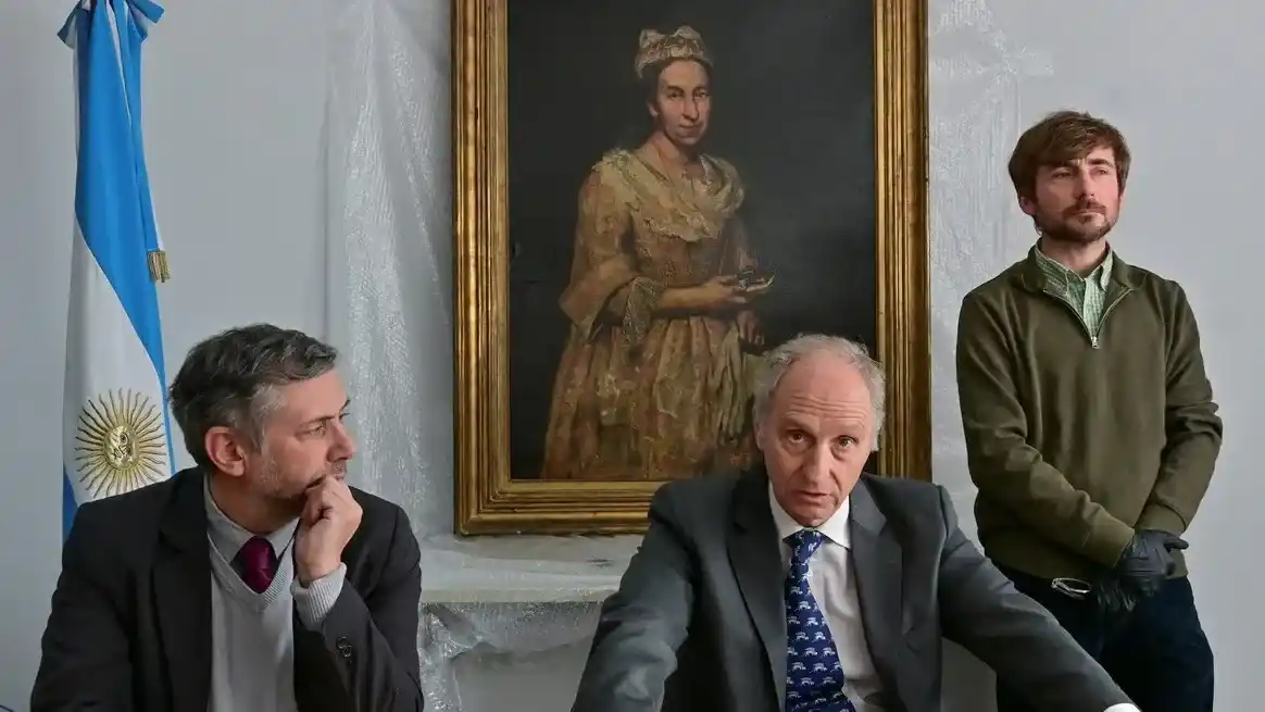 El Procurador General de la República de Mar del Plata, Daniel Adler, escucha al fiscal adjunto Carlos Martínez, quien se dirige a los medios junto al curador Ariel Bassano, mientras cuelga en la pared el cuadro recuperado de la Condesa Colleoni, realizado por el artista italiano Giuseppe Ghislandi. REUTERS/Jose Scalzo