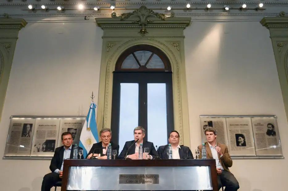 Convocaron a empresas  y gremios a "negociar" un bono