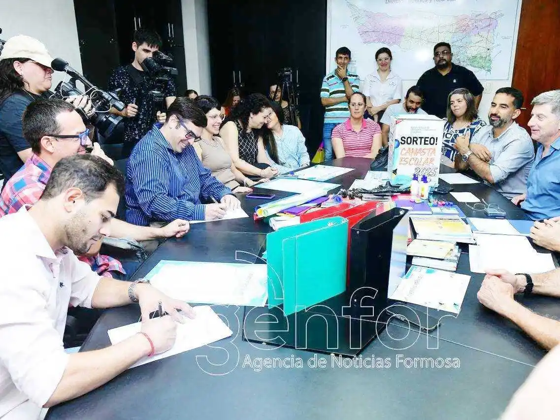 El Gobierno de Formosa junto a comerciantes
del rubro librerías firmaron el acuerdo