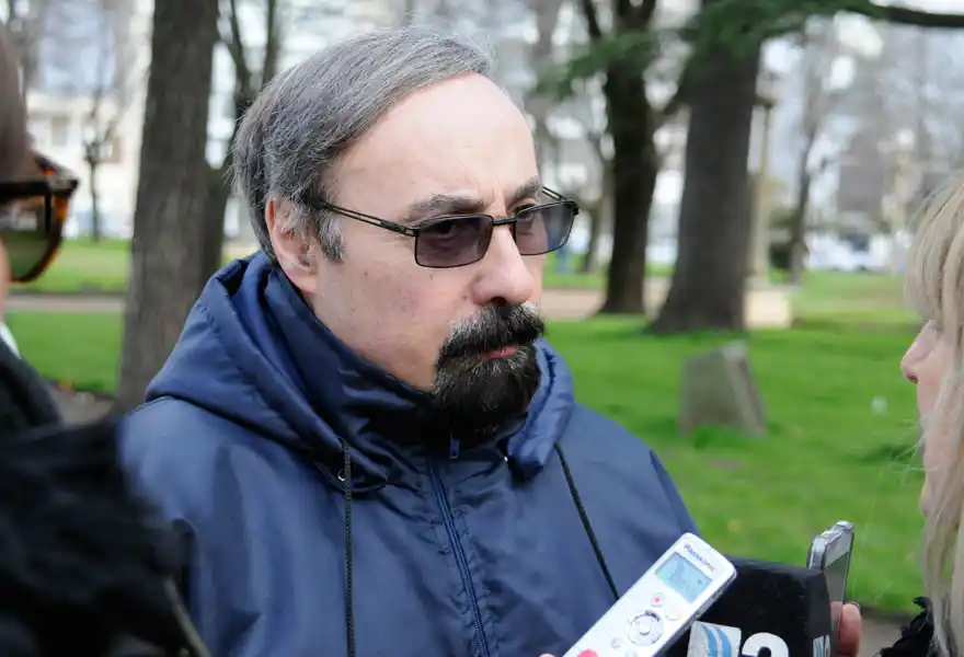 Albanese habló sobre las deudas y aseguró que están "empapelando la ciudad con cheques" 