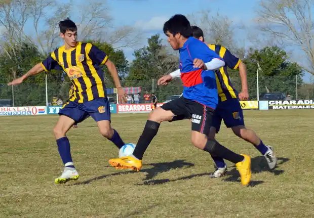 Juventud Urdinarrain ganó sobre el final y quedó solo a un paso de gritar campeón