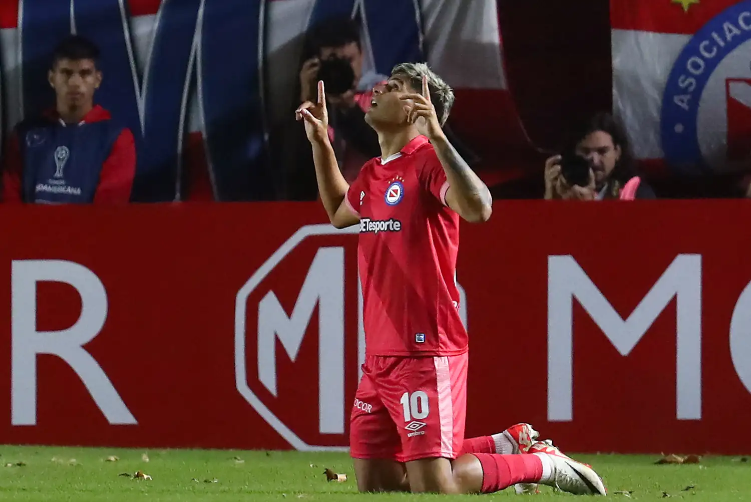 Verón celebra el gol que definió el partido.
