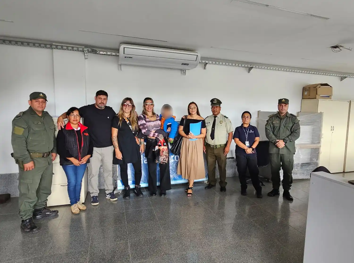 El momento de la repatriación de Kaos, con los involucrados en el proceso.