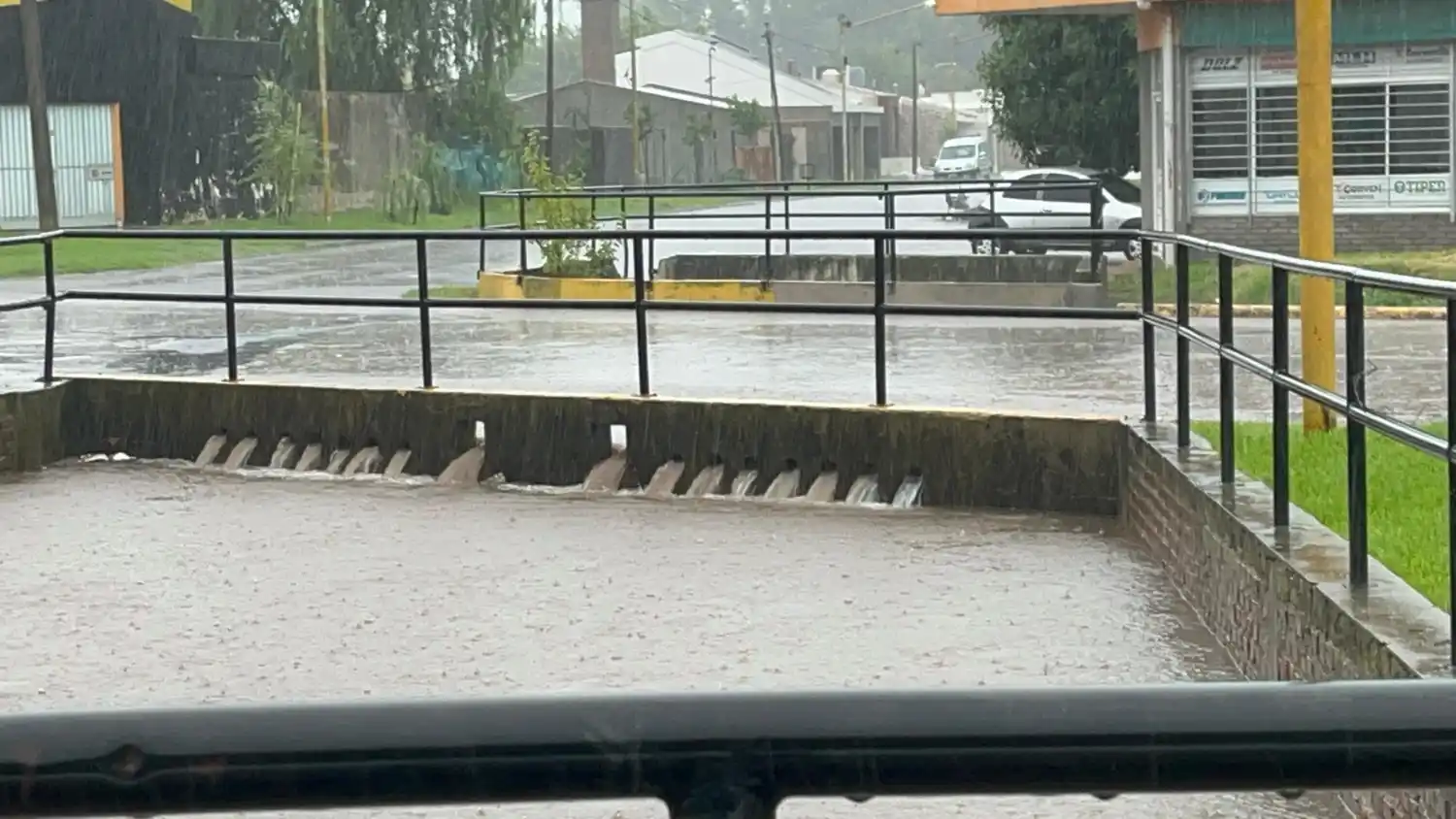 Gran cantidad de agua en poco tiempo provocó inconvenientes en Firmat.