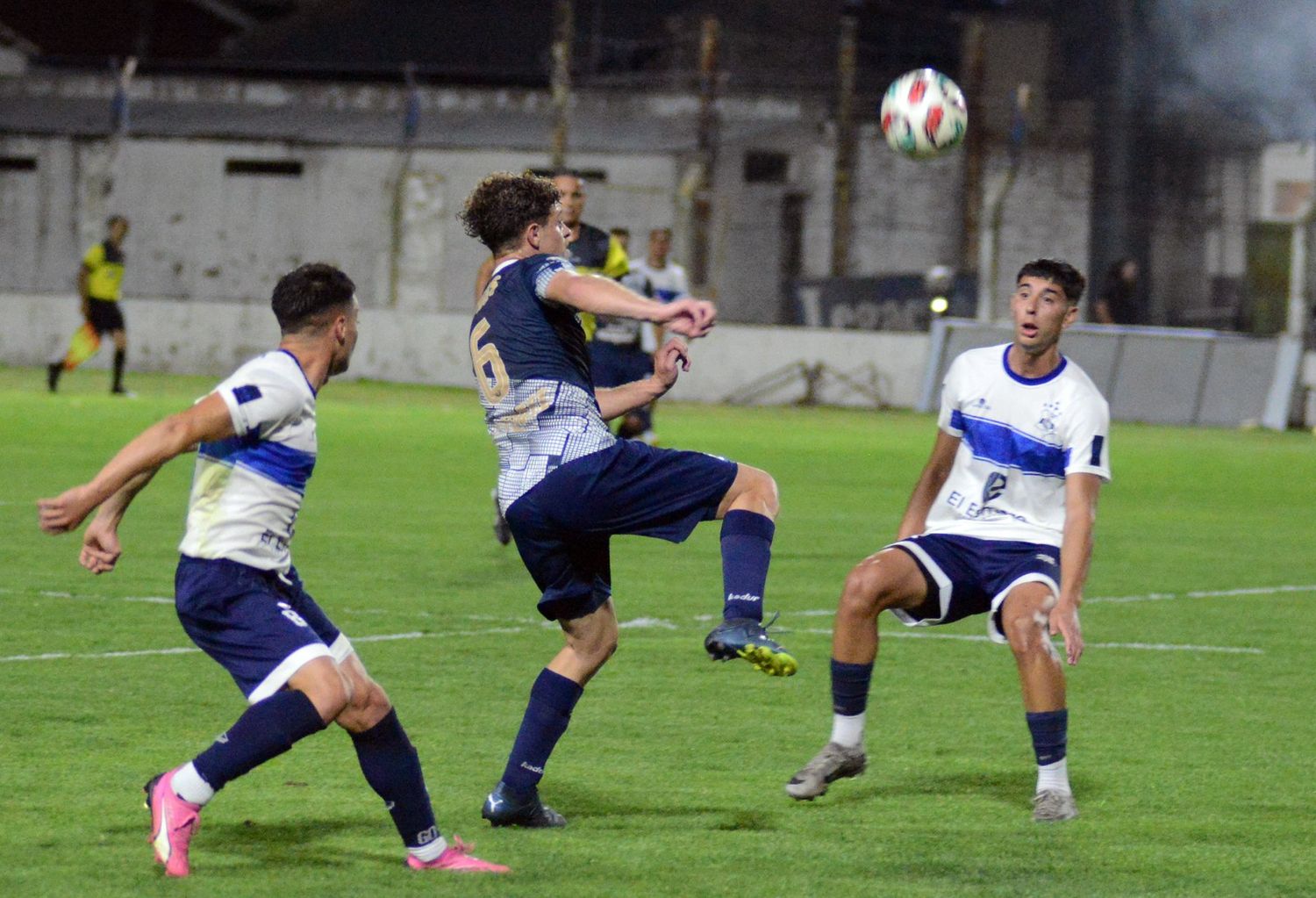 Nahuel Rossi, en el centro, en acción durante la última derrota de Grupo con Gimnasia.