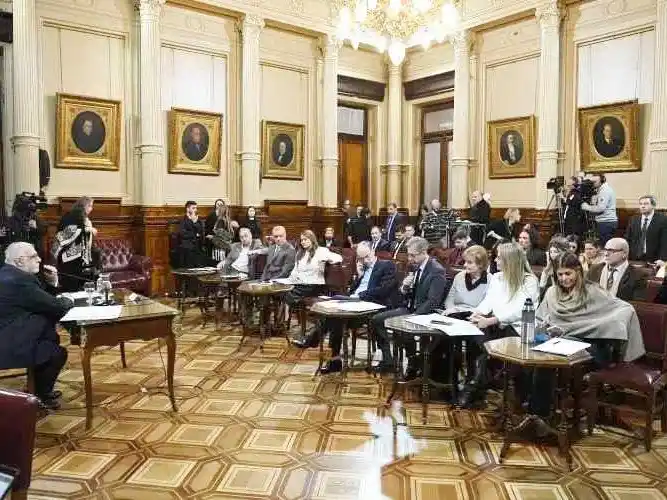 Juicio en ausencia y reincidencia y reiterancia: 
Mañana se debate en comisión en el Senado