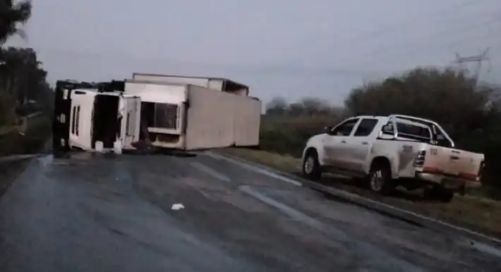 Un camionero resultó herido luego de volcar su camión en la Ruta 39