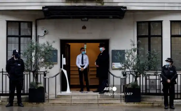 La policía custodia el hospital donde está recluido el príncipe Felipe. Foto: AFP