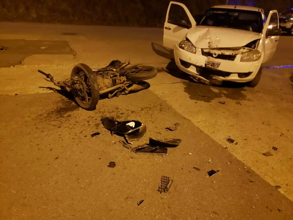 Un motociclista sufrió graves heridas al chocar con un remis 