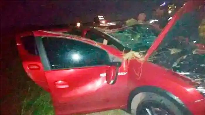 Conductor quiso sobrepasar un camión  y volcó sobre la Autovía Artigas