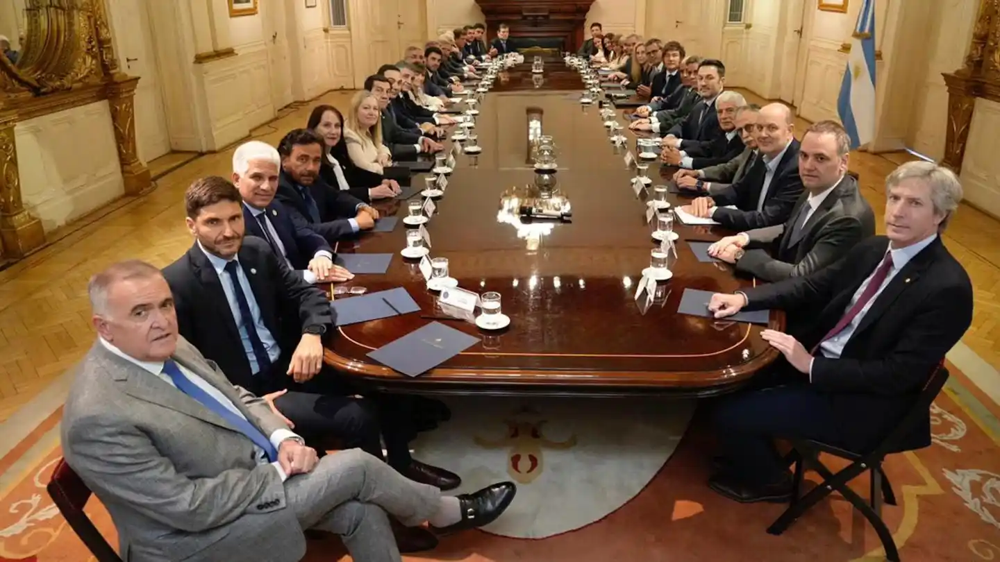 Para mostrar unidad, el Gobierno difundió la foto de los gobernadores reunidos con Milei.
