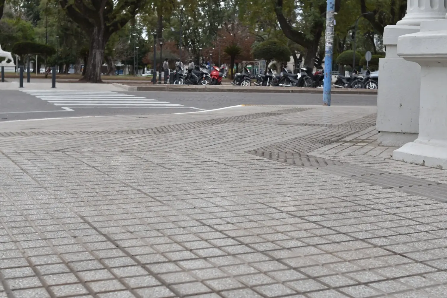 Bv Santa Fe sumó nuevas veredas accesibles con rampas, pisos podotáctiles y más espacios verdes