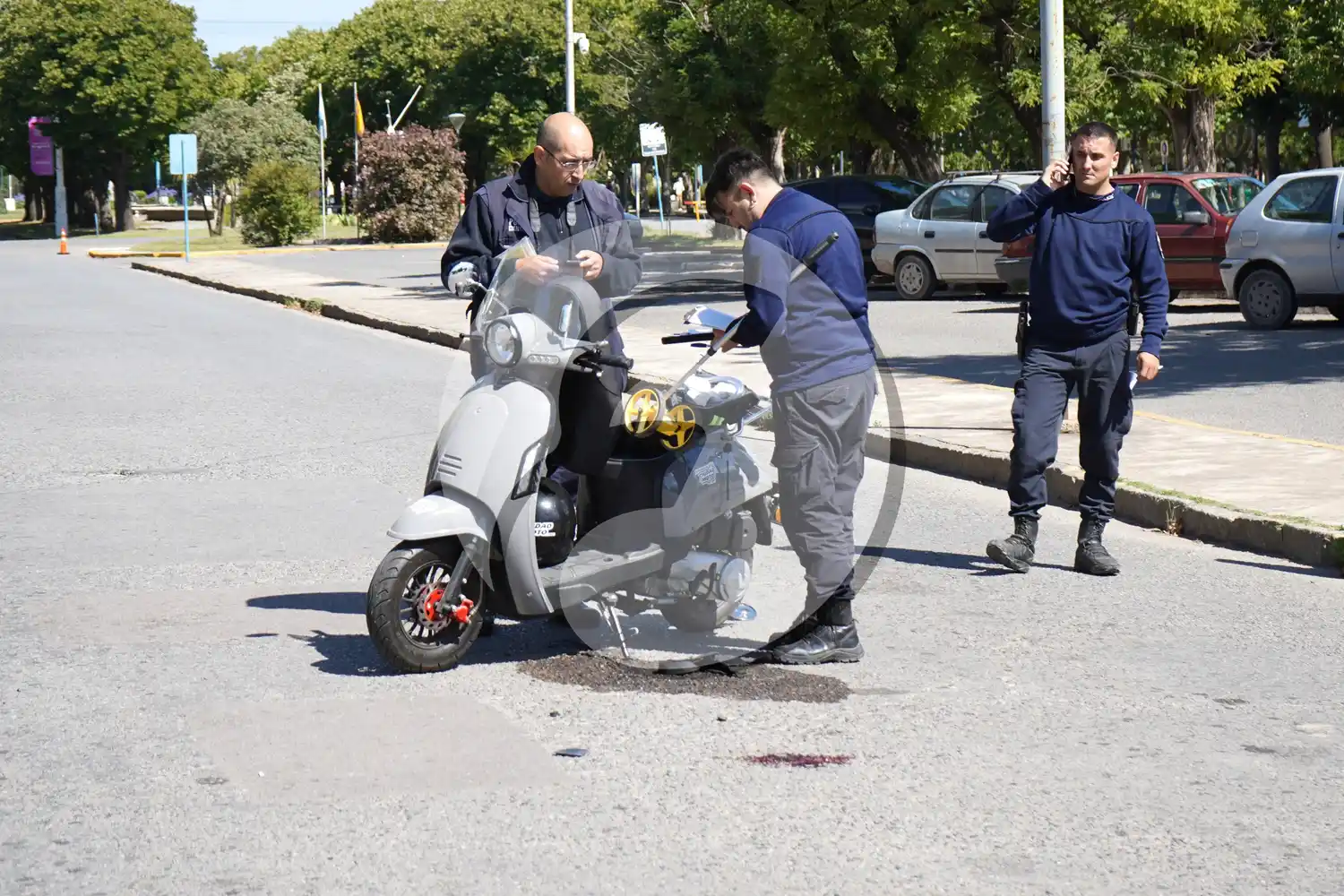 La moto en la que se trasladaba el hombre