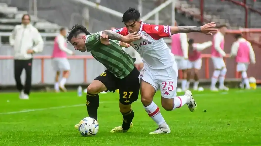 FOTO LA CAPITAL DE MAR DEL PLATA Tomás Fernández y César Ibáñez, por la pelota.
