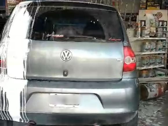 Un auto  se despistó y terminó dentro de una pinturería