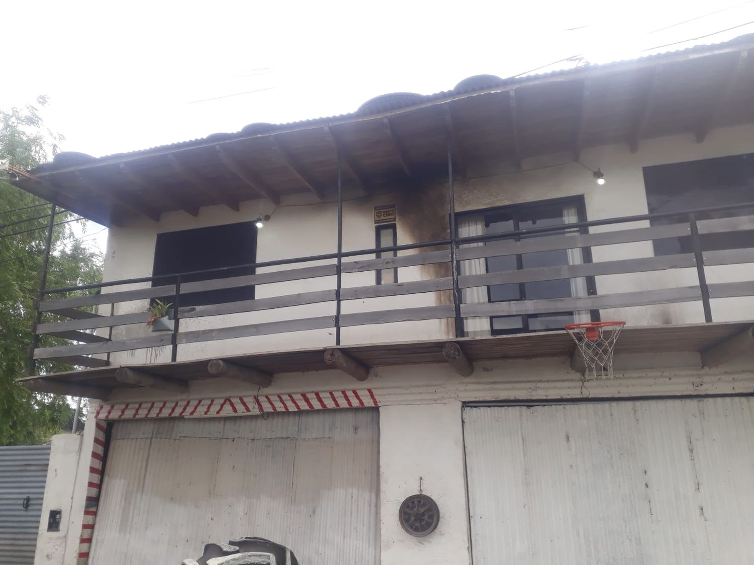 Así quedó la zona de la casa donde arrojaron las molotov.