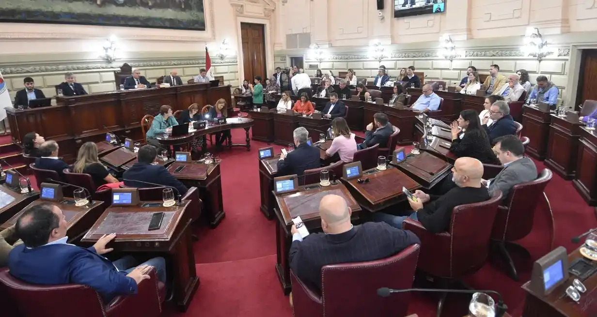 Diputados en corta sesión en el recinto a la espera del jueves final.