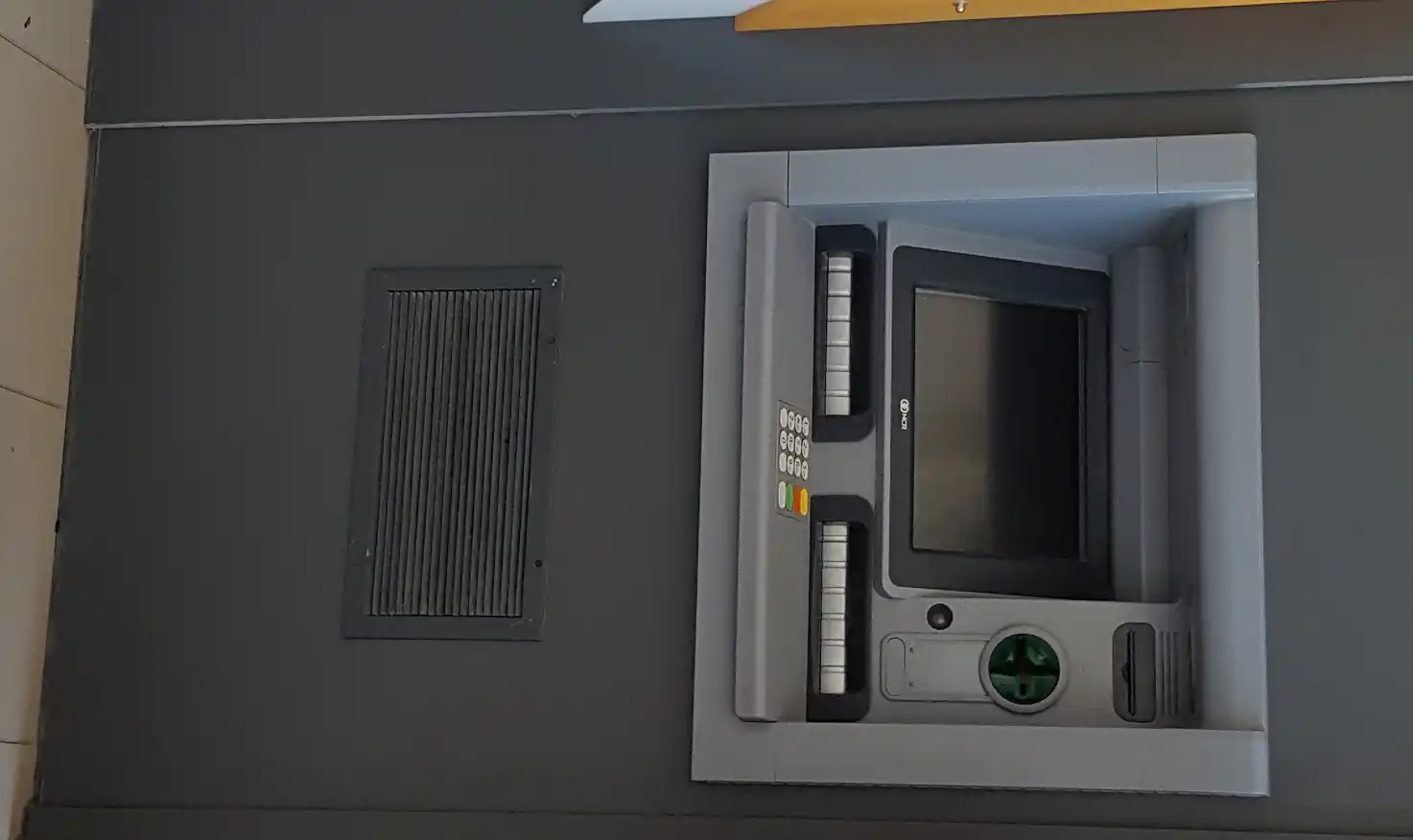 De dos, uno de los cajeros automáticos está fuera de servicio