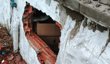 El boquete en la pared por el que entraron a robar en Argentinos del Sud.