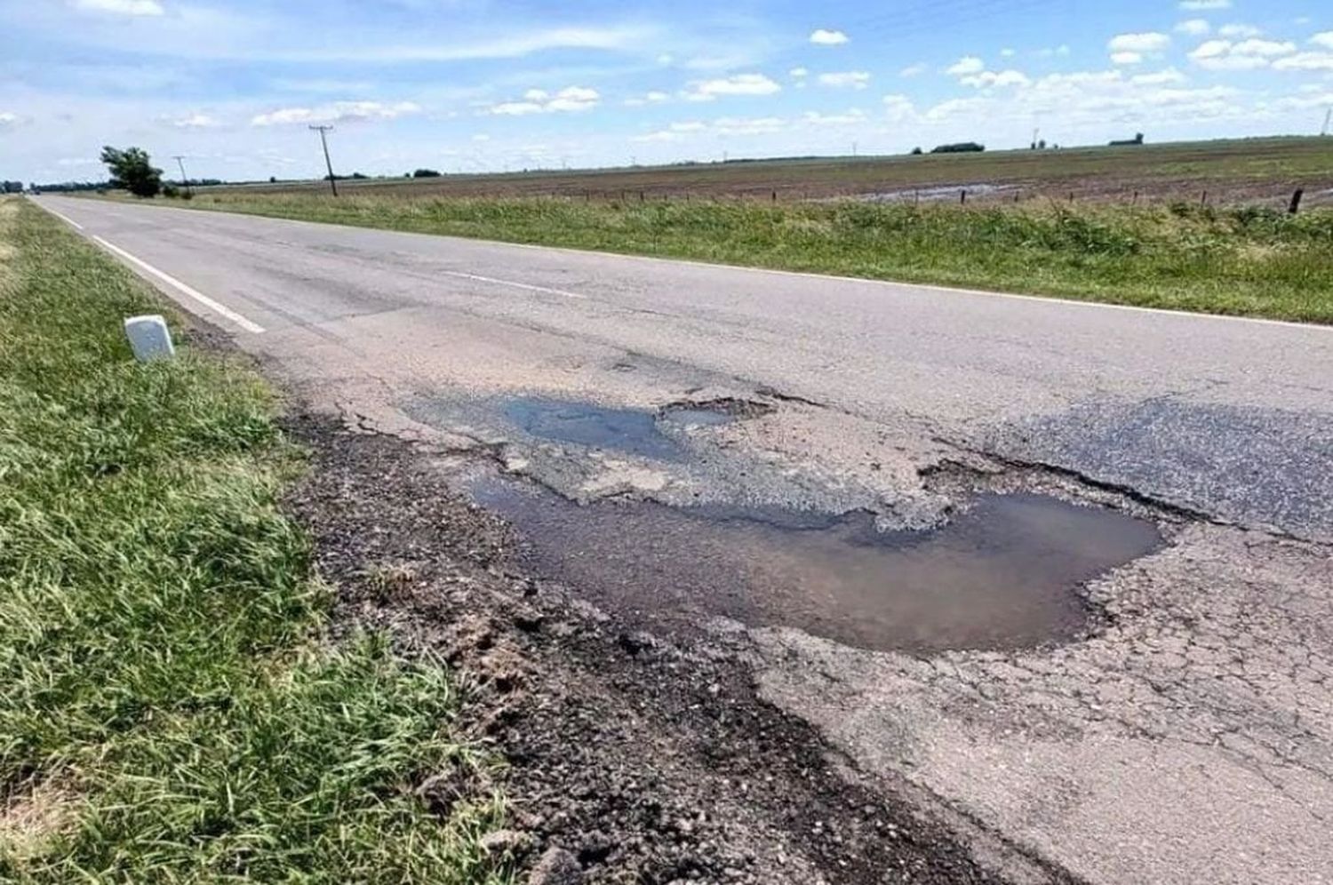 Notables deterioros en la carpeta asfáltica de la ruta nacional 11.