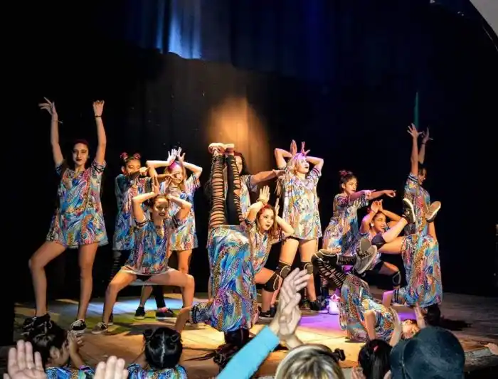 Grupo coreográfico presenta un show con artistas invitados
