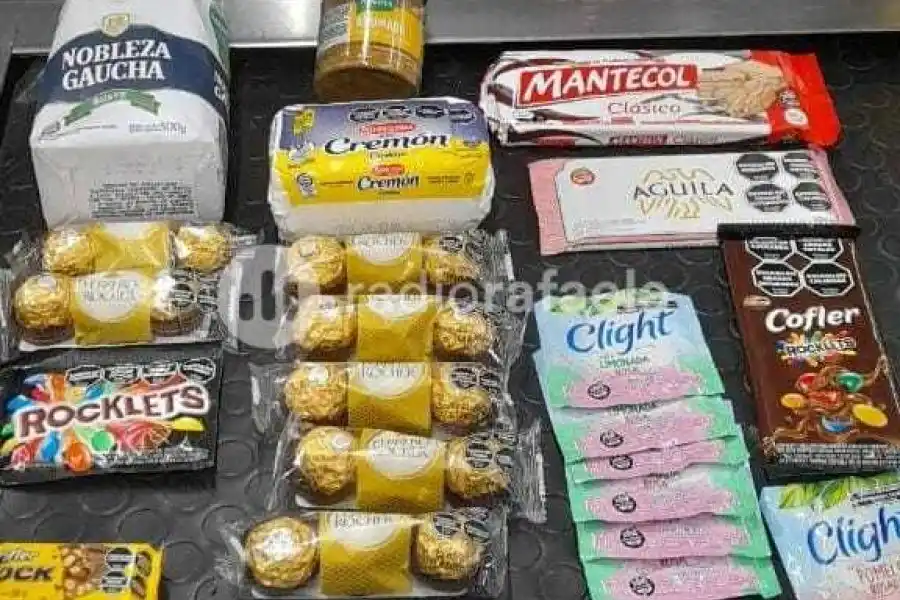 Inusual hurto en un supermercado de la ciudad: bombones, chocolates, queso y otros elementos