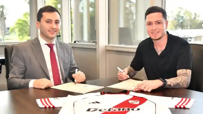 Moreno, junto al presidente Di Carlo en la firma del contrato.