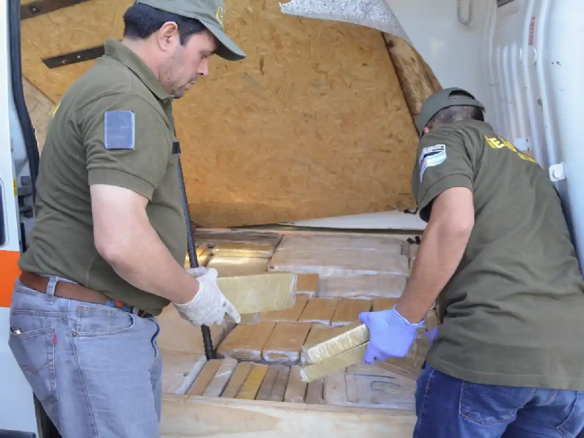 Decomisaron casi 400 kilos de marihuana que trasladaban en una ambulancia