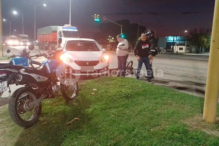 Grave accidente en una esquina semaforizada de la ciudad: una mujer terminó inconsciente