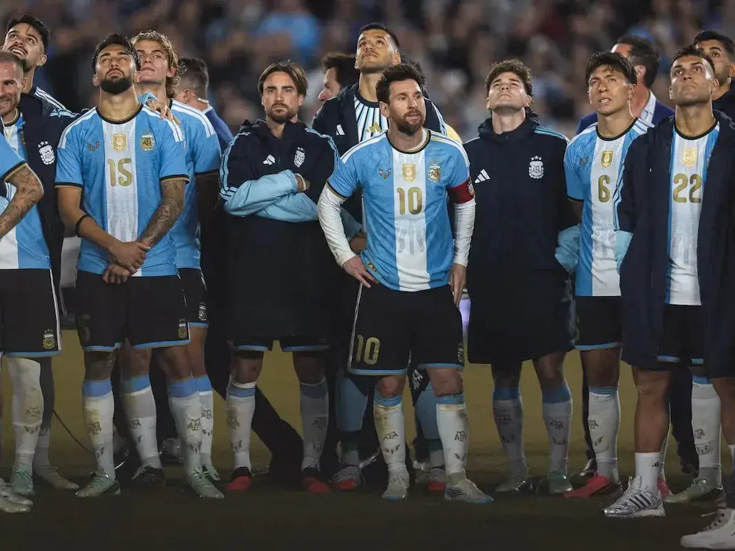 Lionel Messi, en su despedida en el Monumental, mientras sus compañeros observan el show de drones en el cielo. Foto: Manuel Cortina