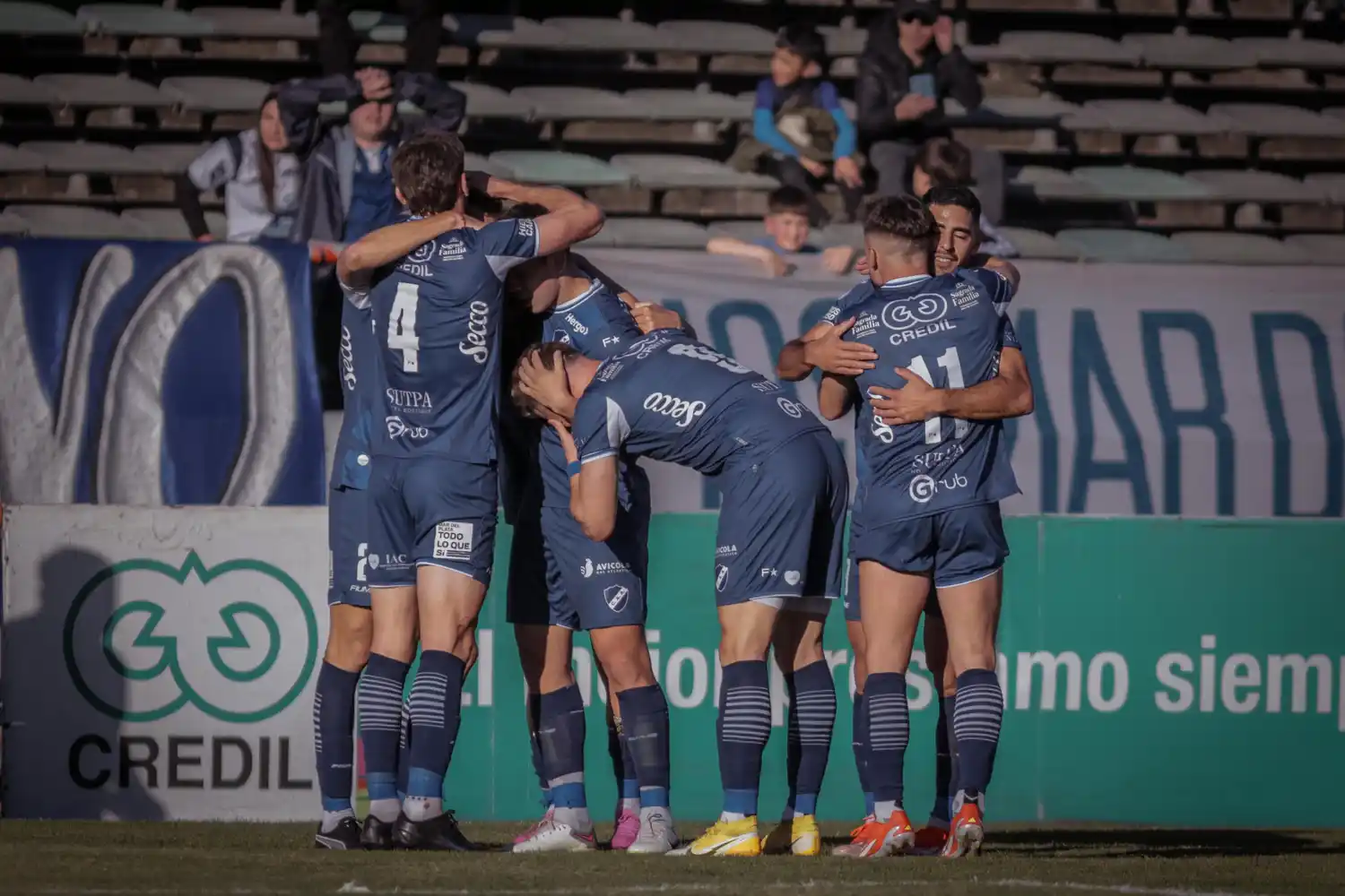 El abrazo de gol del "Torito"