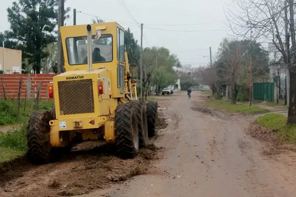 Realizan tareas de mejoramiento en la traza vial