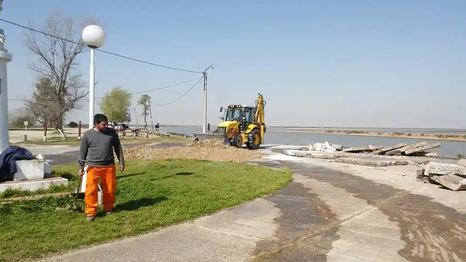 La municipalidad realiza obras en la zona puerto aprovechando la bajante