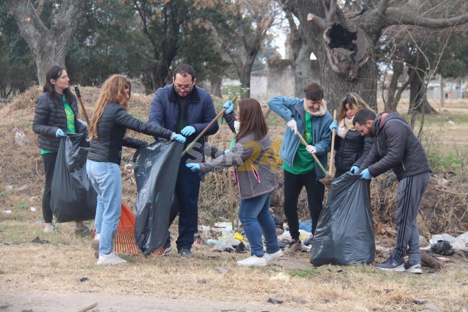 El minibasural de Av. Alem y ciclovía fue erradicado por voluntarios 