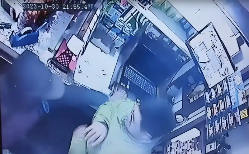 Prueba fundamental. El video del momento en que el sospechoso ingresó a un comercio de 75 entre 68 y 70