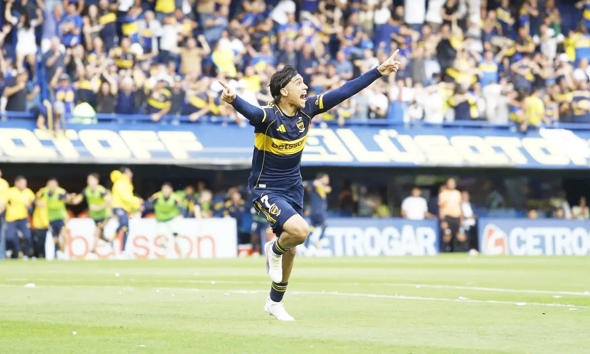 Exequiel Zeballos convierte el primer tanto del ’Xeneize’ a los 46 minutos del primer tiempo.
