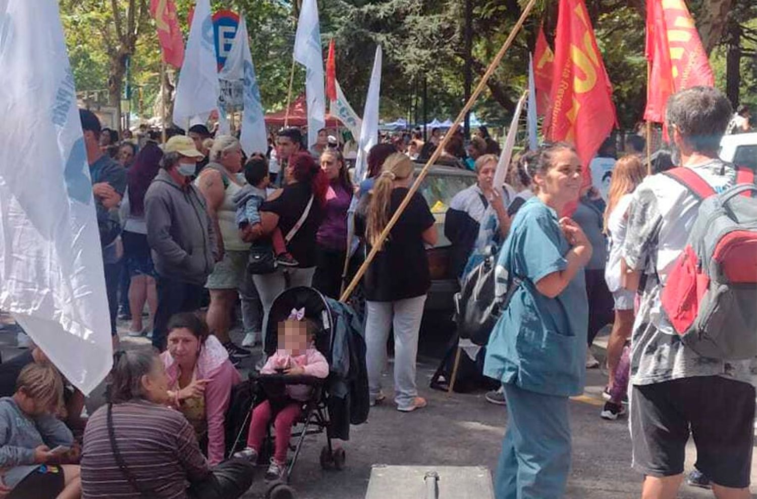 Productores y organizaciones sociales reclamaron frente a la Municipalidad