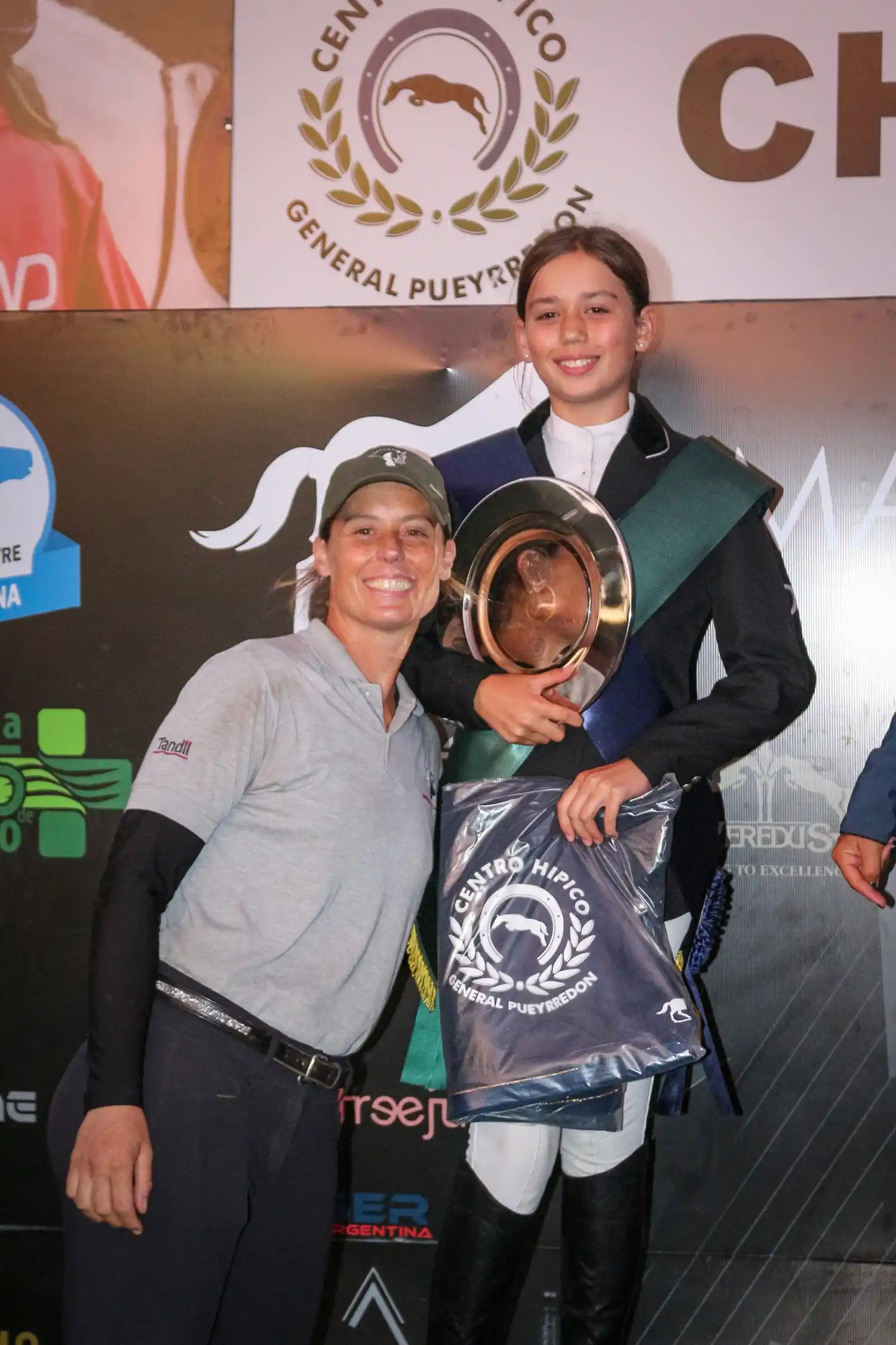 Florencia D’Angelo, junto a su entrenadora y mamá Natalia López Capaul, directora de La Soñada.