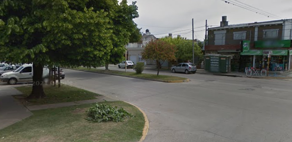 Buscan al conductor de una camioneta que huyó tras atropellar a un joven que iba en moto