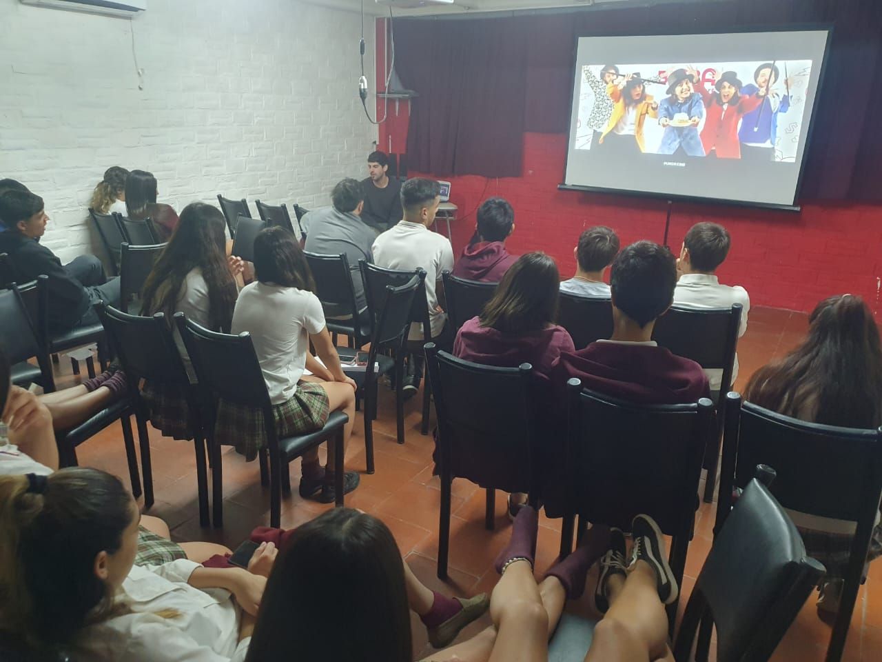 El joven realizador cautivó al alumnado con la creatividad de sus presentaciones.