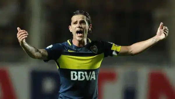 ¿Se va otro peso pesado? Milan viene a la carga por Gago